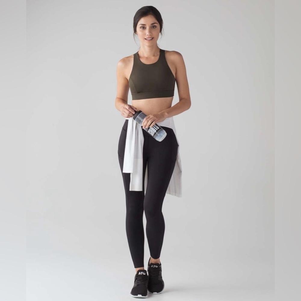 Lululemon Fast & Free 7/8 Tight II *Nulux 25"
Black Size 4 *No Pockets